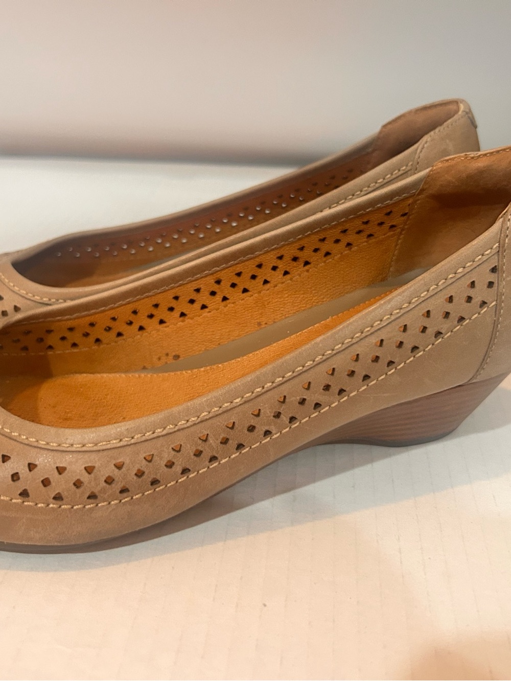 Clark’s Artisan Women’s Size 7 Beige Perforated Wedge Pump
